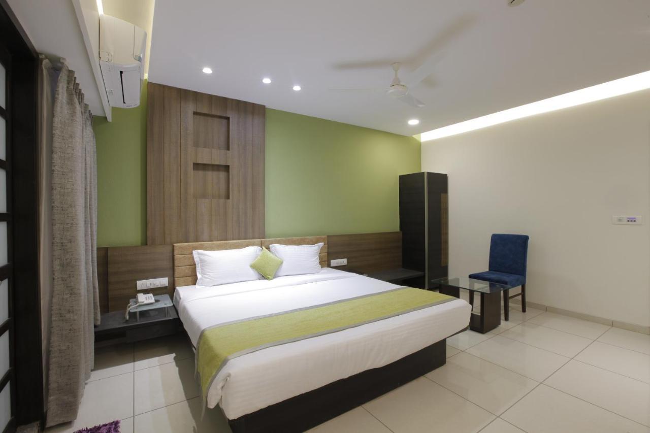 Hotel The Lotus Park Ahmedabad Exterior foto