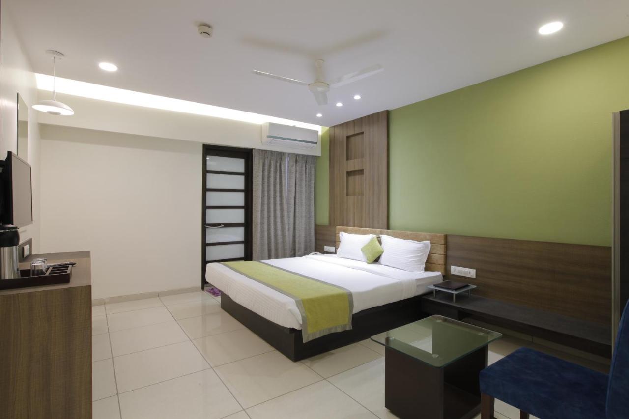 Hotel The Lotus Park Ahmedabad Exterior foto